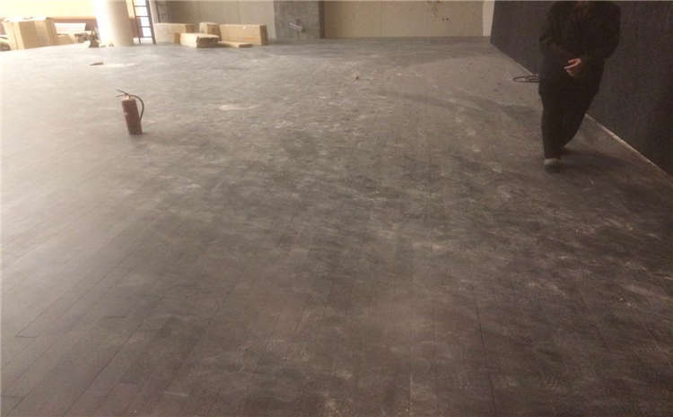 學校木地板籃球場怎么維修？