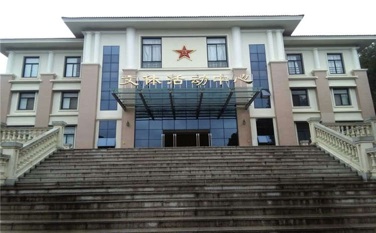 專業(yè)的風(fēng)雨操場地板報價