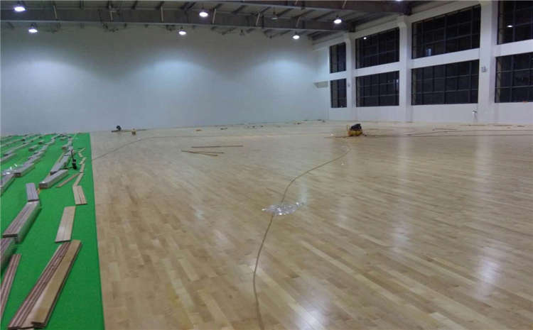 五角楓舞臺運動木地板怎么翻新？