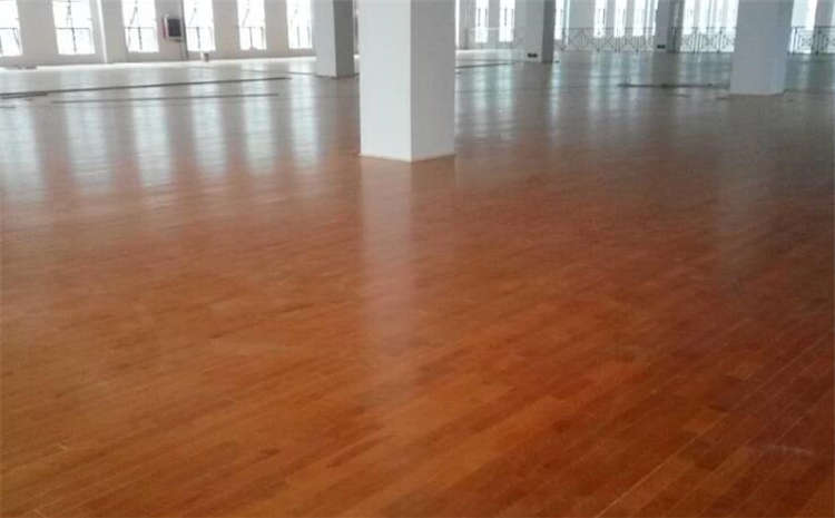 專業(yè)的木地板籃球場(chǎng)造價(jià)是的多少？