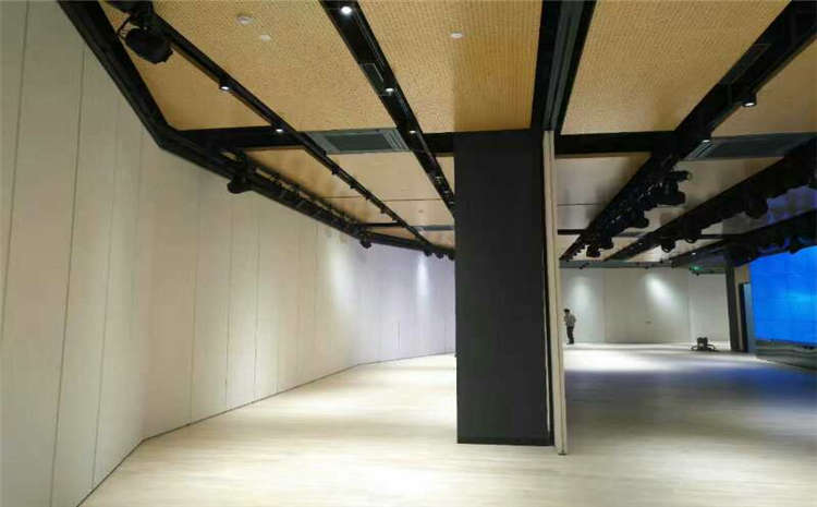 學(xué)校舞臺(tái)實(shí)木地板怎么翻新？