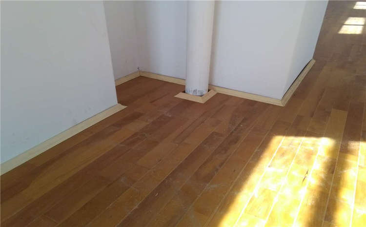 學(xué)?；@球館木地板多少錢(qián)一平米？