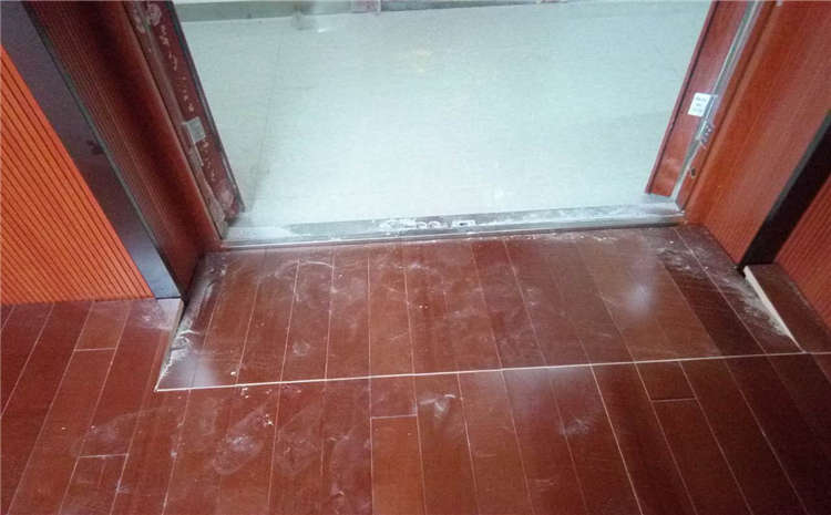 指接板風(fēng)雨操場地板多少錢一平米？