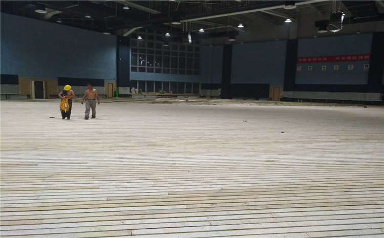 學(xué)校體育館實(shí)木地板**是多少錢(qián)？