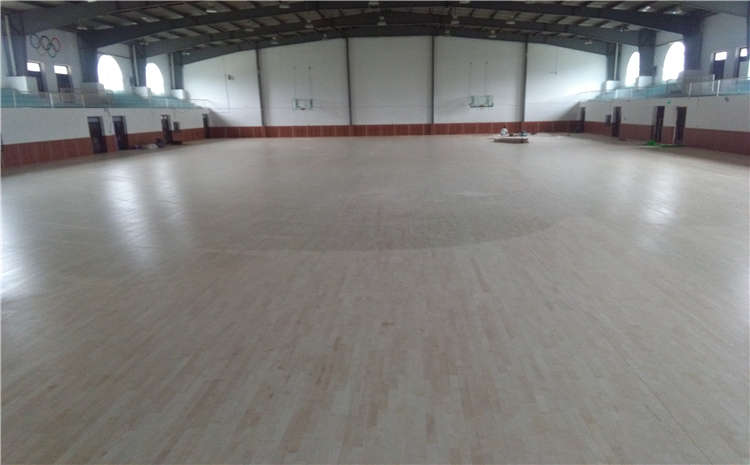 24厚羽毛球館木地板怎么翻新