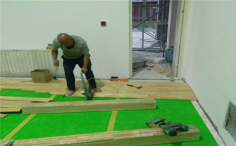 柞木舞臺(tái)運(yùn)動(dòng)木地板價(jià)格是多少錢(qián)？