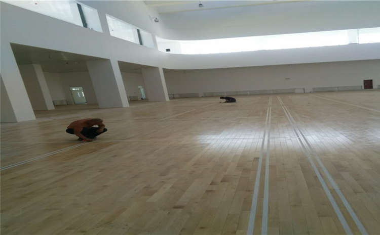 五角楓風(fēng)雨操場(chǎng)地板怎么維修？