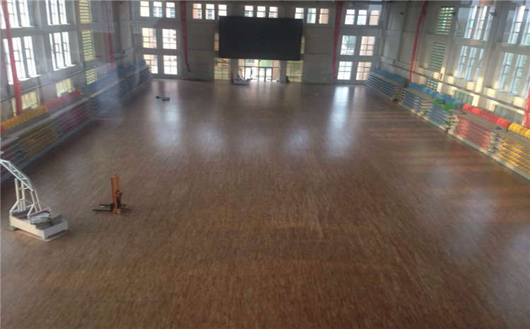 22厚羽毛球館木地板一般多少錢？