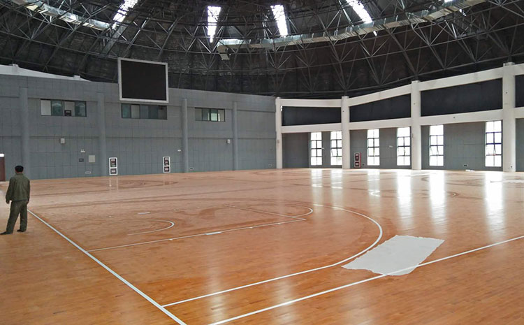 學(xué)校舞臺(tái)實(shí)木地板怎么翻新？